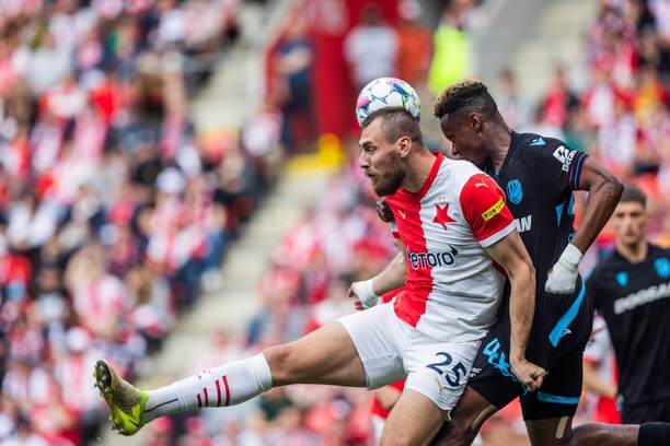 Sprava obranca Plzne Sampson Dweh a útočník Slavie Tomáš Chorý počas májového vzájomného zápasu oboch tímov