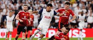 Dominic Solanke (Tottenham) v súboji s Brunom Fernandesom (Man United)