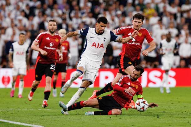 Dominic Solanke (Tottenham) v súboji s Brunom Fernandesom (Man United)