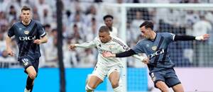 Kylian Mbappé (Real Madrid) v súboji s Pedrom Diazom (Rayo Vallecano)
