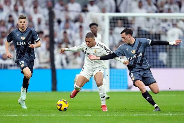 Kylian Mbappé (Real Madrid) v súboji s Pedrom Diazom (Rayo Vallecano)