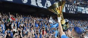 Alessandro Buongiorno oslavuje s fanúšikmi Neapolu zisk titulu.