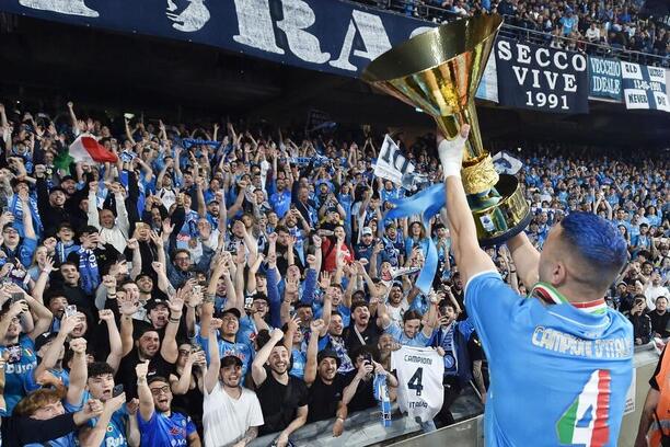 Alessandro Buongiorno oslavuje s fanúšikmi Neapolu zisk titulu.