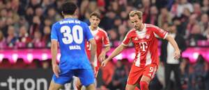 S loptou útočník Bayernu Mníchov Harry Kane v sezóne 2025/2026