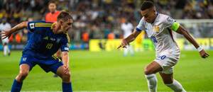 Zľava ukrajinský záložník Yegor Yarmolyuk a francúzsky útočník Kylian Mbappé počas septembrového zápasu Ukrajina vs. Francúzsko v rámci 1. kola D-skupiny kvalifikácie na MS vo futbale 2026