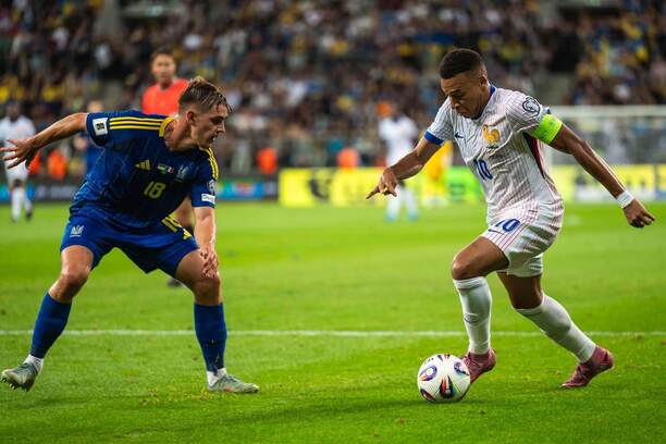 Zľava ukrajinský záložník Yegor Yarmolyuk a francúzsky útočník Kylian Mbappé počas septembrového zápasu Ukrajina vs. Francúzsko v rámci 1. kola D-skupiny kvalifikácie na MS vo futbale 2026