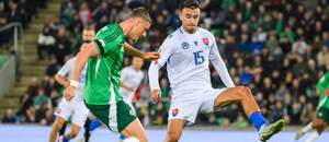 Zľava obranca Severného Írska Daniel Ballard a útočník Slovenska David Strelec počas októbrového stretnutia Severné Írsko vs. Slovensko v rámci kvalifikácie MS vo futbale 2026