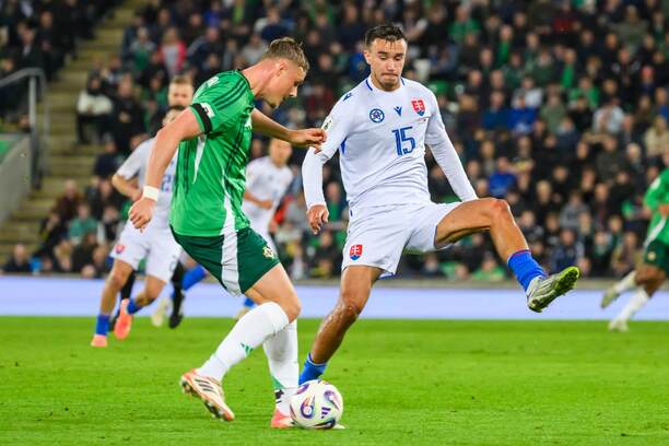Zľava obranca Severného Írska Daniel Ballard a útočník Slovenska David Strelec počas októbrového stretnutia Severné Írsko vs. Slovensko v rámci kvalifikácie MS vo futbale 2026
