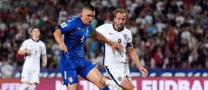 Nikola Milenković (Srbsko) a Harry Kane (Anglicko)