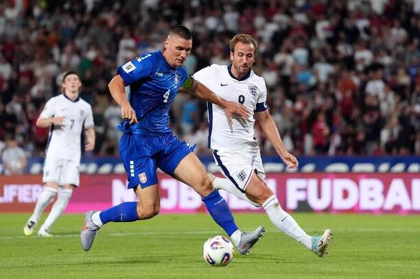 Nikola Milenković (Srbsko) a Harry Kane (Anglicko)