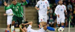 Súboj na zemi ležiaceho obrancu Slovenska Ľubomíra Šatku a útočníka Severného Írska Jamieho Reida (vľavo), v pozadí Norbert Gyombér a napravo Ivan Schranz počas zápasu Severné Írsko vs. Slovensko v Belfaste v kvalifikácii na MS vo futbale 2026