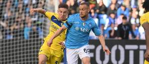 Tomáš Suslov (Hellas Verona) a Stanislav Lobotka (Neapol)