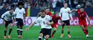 Joshua Kimmich kope penaltu proti Luxembursku.