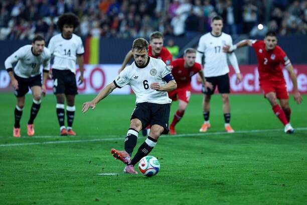 Joshua Kimmich kope penaltu proti Luxembursku.