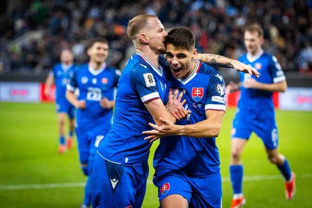 Radosť slovenských futbalistov po góle proti Luxembursku.