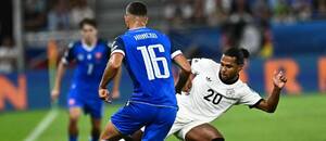 V popredí zľava slovenský obranca Dávid Hancko a nemecký záložník Serge Gnabry počas zápasu Slovensko vs. Nemecko v 1. kole skupiny A v kvalifikácii na MS vo futbale 2026