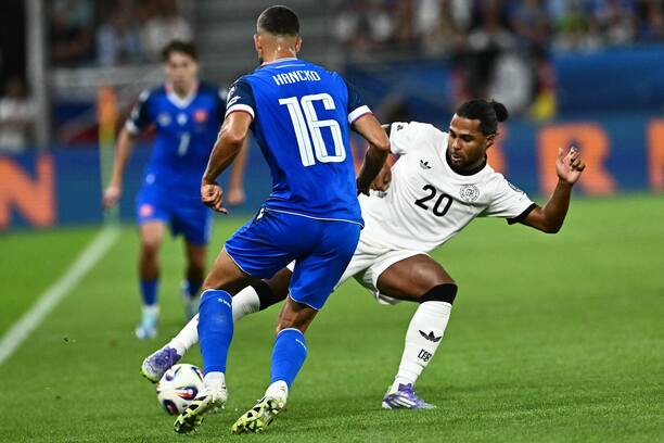 V popredí zľava slovenský obranca Dávid Hancko a nemecký záložník Serge Gnabry počas zápasu Slovensko vs. Nemecko v 1. kole skupiny A v kvalifikácii na MS vo futbale 2026