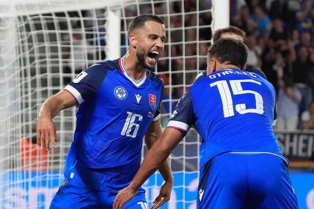Radosť slovenských futbalistov po góle do siete Nemecka.