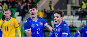 Adrián Fiala a Tobiáš Pališčák oslavujú gól do siete Kazachstanu.