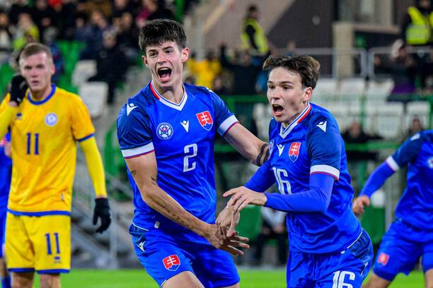 Adrián Fiala a Tobiáš Pališčák oslavujú gól do siete Kazachstanu.