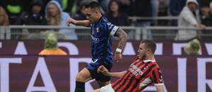 Zľava útočník Interu Miláno Lautaro Martínez a obranca AC Strahinja Pavlović počas aprílovej odvety Inter Miláno vs. AC Miláno v semifinále Coppa Italia 2024/25