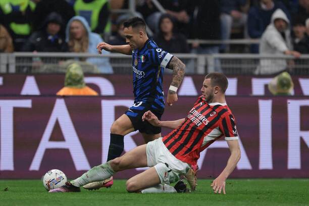 Zľava útočník Interu Miláno Lautaro Martínez a obranca AC Strahinja Pavlović počas aprílovej odvety Inter Miláno vs. AC Miláno v semifinále Coppa Italia 2024/25