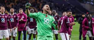 Martin Dúbravka oslavuje so spoluhráčmi a fanúšikmi víťazstvo proti Wolves.