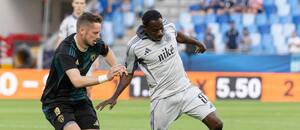 Martin Mášik (Skalica) v súboji s Kelvinom Oforim (Slovan)