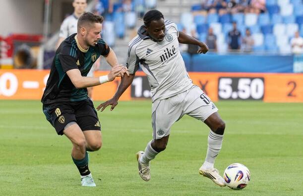 Martin Mášik (Skalica) v súboji s Kelvinom Oforim (Slovan)