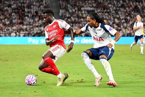 Bukayo Saka (Arsenal) a Djed Spence (Tottenham)