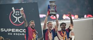 Futbalisti Barcelony oslavujú 15. triumf v Superpohári.
