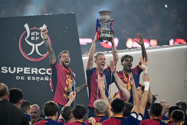Futbalisti Barcelony oslavujú 15. triumf v Superpohári.