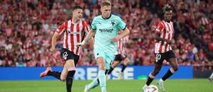 Obranca Slavie David Zima (v strede) stíhaný pravým bekom Bilbaa Jesúsom Aresom (vľavo) počas zápasu Athletic Bilbao vs. SK Slavia Praha v 3. kole Európskej ligy UEFA 2024/2025. V pozadí sleduje akciu hviezda baskického klubu Nico Williams