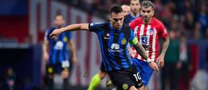 V popredí s loptou v akcii útočník Interu Lautaro Martínez počas odvetného osemfinálového súboja Atlético Madrid vs. Inter Miláno v Lige majstrov 2024/25