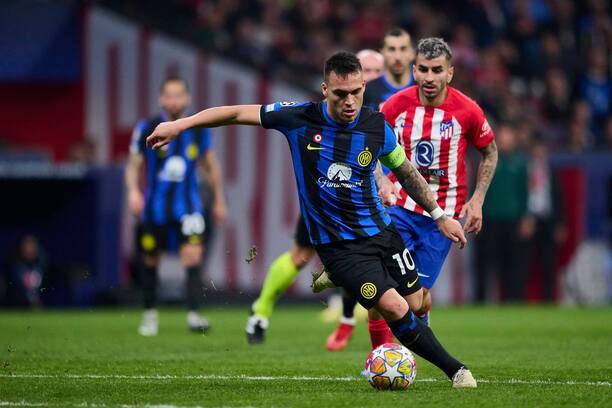 V popredí s loptou v akcii útočník Interu Lautaro Martínez počas odvetného osemfinálového súboja Atlético Madrid vs. Inter Miláno v Lige majstrov 2024/25