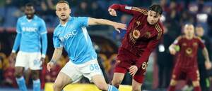 Vpredu zľava stredopoliari Stanislav Lobotka (Neapol) a Niccolo Pisilli (AS Rím) počas zápasu AS Rím vs. SSC Neapol v rámci 23. kola talianskej futbalovej Serie A 2024/2025