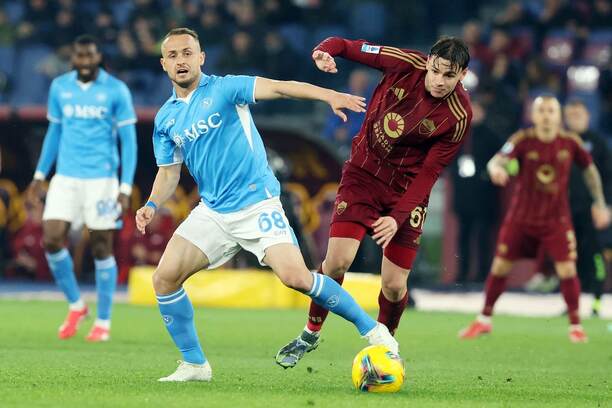 Vpredu zľava stredopoliari Stanislav Lobotka (Neapol) a Niccolo Pisilli (AS Rím) počas zápasu AS Rím vs. SSC Neapol v rámci 23. kola talianskej futbalovej Serie A 2024/2025