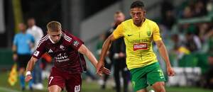 Zľava krídelník Podbrezovej Roland Galčík a žilinský obranca Krisztián Bari počas zápasu MŠK Žilina vs. FK Železiarne Podbrezová v rámci 5. kola Niké ligy 2025/2026