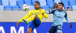 Cesar Blackman (Slovan) a Kingsley Madu (Michalovce)