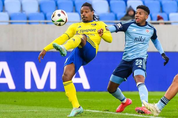 Cesar Blackman (Slovan) a Kingsley Madu (Michalovce)