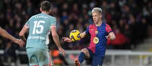 V popredí obranca Atlética Clément Lenglet (číslo dresu 15) sleduje čo vymyslí ofenzívny záložník Barcelony Dani Olmo v zápase FC Barcelona vs. Atlético Madrid v rámci 18. kola španielskej La Ligy 2024/2025