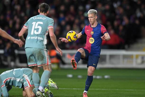 V popredí obranca Atlética Clément Lenglet (číslo dresu 15) sleduje čo vymyslí ofenzívny záložník Barcelony Dani Olmo v zápase FC Barcelona vs. Atlético Madrid v rámci 18. kola španielskej La Ligy 2024/2025