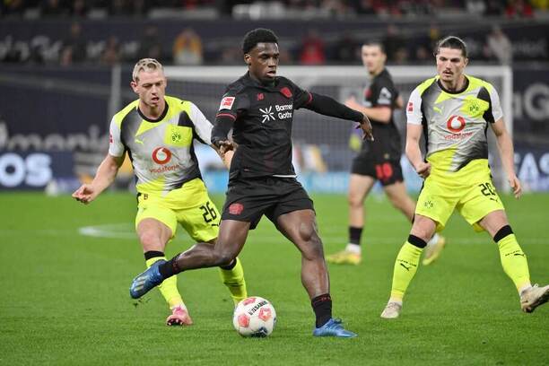 Ernest Poku (Leverkusen), Julian Ryerson a Marcel Sabitzer (obaja BVB)