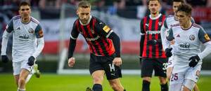 Záložník Trnavy Miloš Kratochvíl (uprostred) stíhaný záložníkom Podbrezovej Šimonom Faškom (vpravo) počas zápasu FC Spartak Trnava vs. FK Železiarne Podbrezová v 21. kole Niké ligy 2024/2025