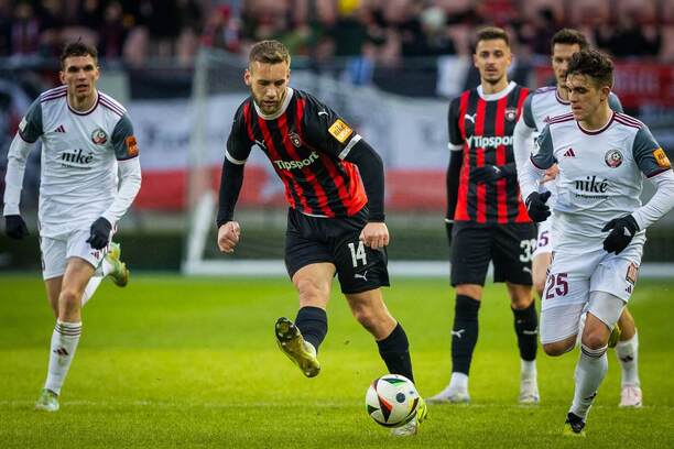 Záložník Trnavy Miloš Kratochvíl (uprostred) stíhaný záložníkom Podbrezovej Šimonom Faškom (vpravo) počas zápasu FC Spartak Trnava vs. FK Železiarne Podbrezová v 21. kole Niké ligy 2024/2025