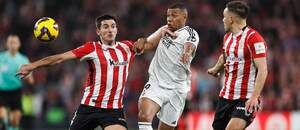 Zľava obranca Daniel Vivian (Bilbao) a útočník Kylian Mbappé Real Madrid) v súboji o loptu, vpravo sleduje súboj jeden z hráčov domáceho tímu v zápase Athletic Bilbao vs. Real Madrid v rámci 19. kola španielskej La Ligy 2024/2025