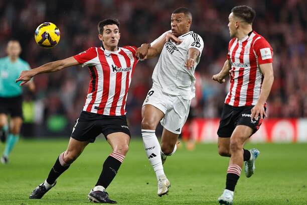 Zľava obranca Daniel Vivian (Bilbao) a útočník Kylian Mbappé Real Madrid) v súboji o loptu, vpravo sleduje súboj jeden z hráčov domáceho tímu v zápase Athletic Bilbao vs. Real Madrid v rámci 19. kola španielskej La Ligy 2024/2025