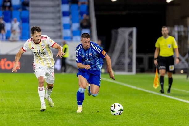 Róbert Mak (Slovan) a Martin Gomola (Ružomberok)