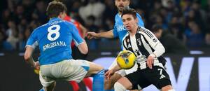 V popredí zľava stredný záložník Neapola Scott McTominay a pravý krídelník Francisco Conceicao (Juve) v súboji o loptu počas zápasu SSC Neapol vs. Juventus FC v rámci januárového 22. kola Serie A 2024/2025