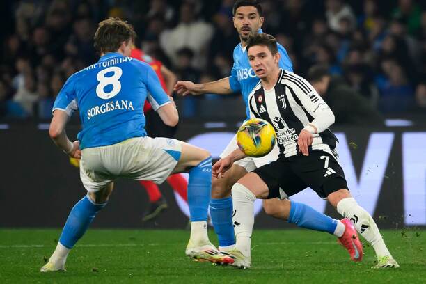V popredí zľava stredný záložník Neapola Scott McTominay a pravý krídelník Francisco Conceicao (Juve) v súboji o loptu počas zápasu SSC Neapol vs. Juventus FC v rámci januárového 22. kola Serie A 2024/2025